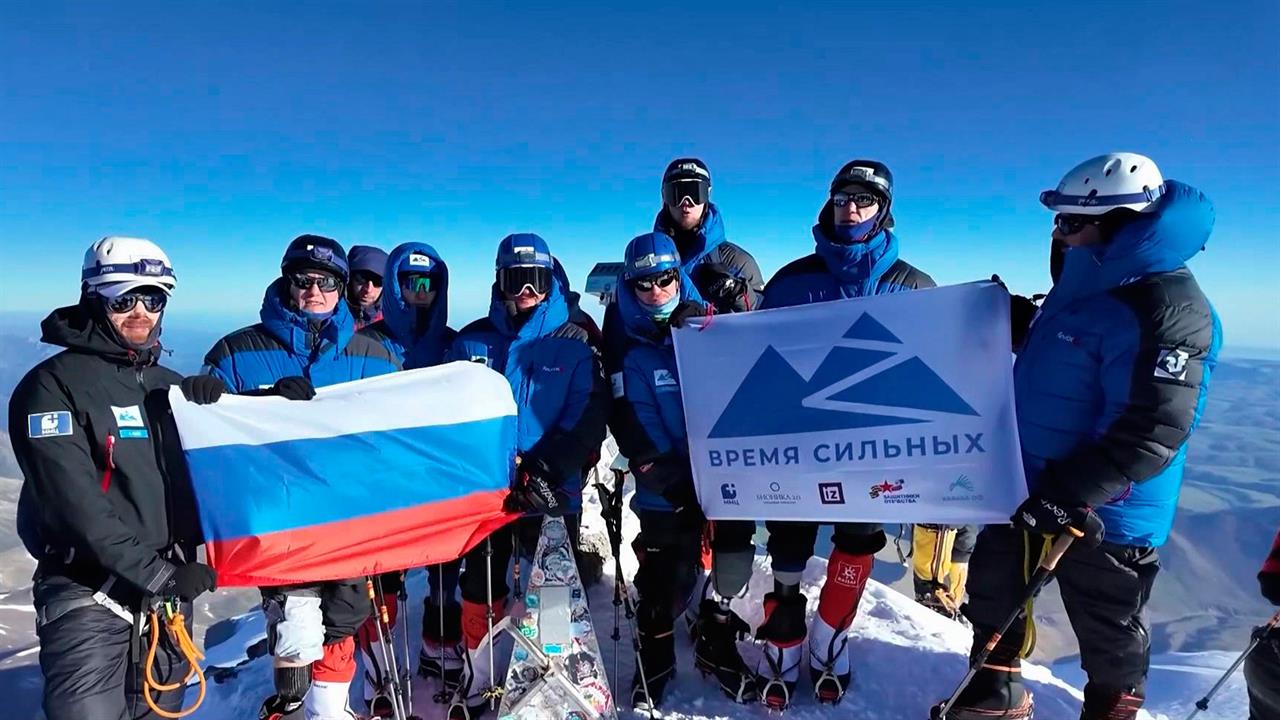 Ветераны СВО покорили Эльбрус на протезах: видео с вершины