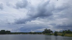 Нависшие тучи на озере Красном.