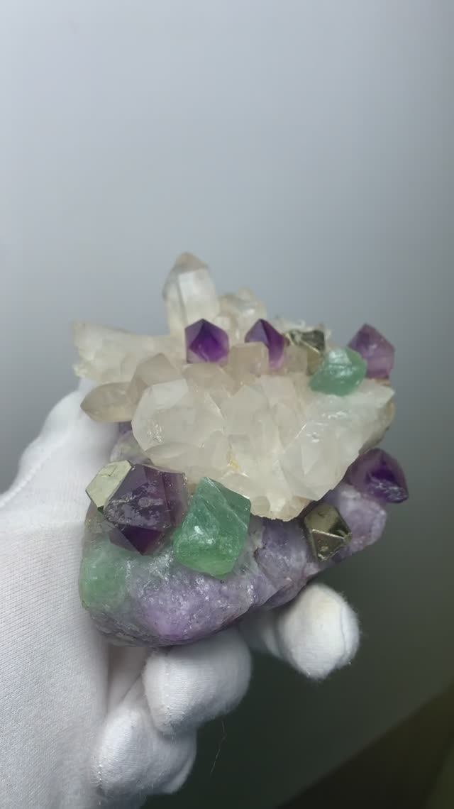 Композиция из камней и кристаллов: горный хрусталь, пирит, аметист, флюорит