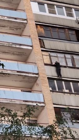 ‼️В Подольске мужчина вылез из окна и остался держаться за оконную раму‼️
