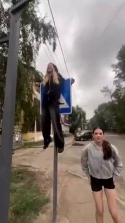 В Свердловской области школьница сломала челюсть, пытаясь повторить тренд из ТикТока
