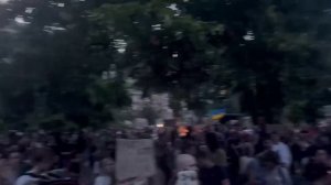"Мы ж не лохи!" - скандируют жители Киева, где проходят протесты против ограничения полномочий...👇