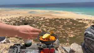 Уединенный кемпинг на океанских скалах 🌊 Испанская паэлья и канарский кофе Барракито | ASMR