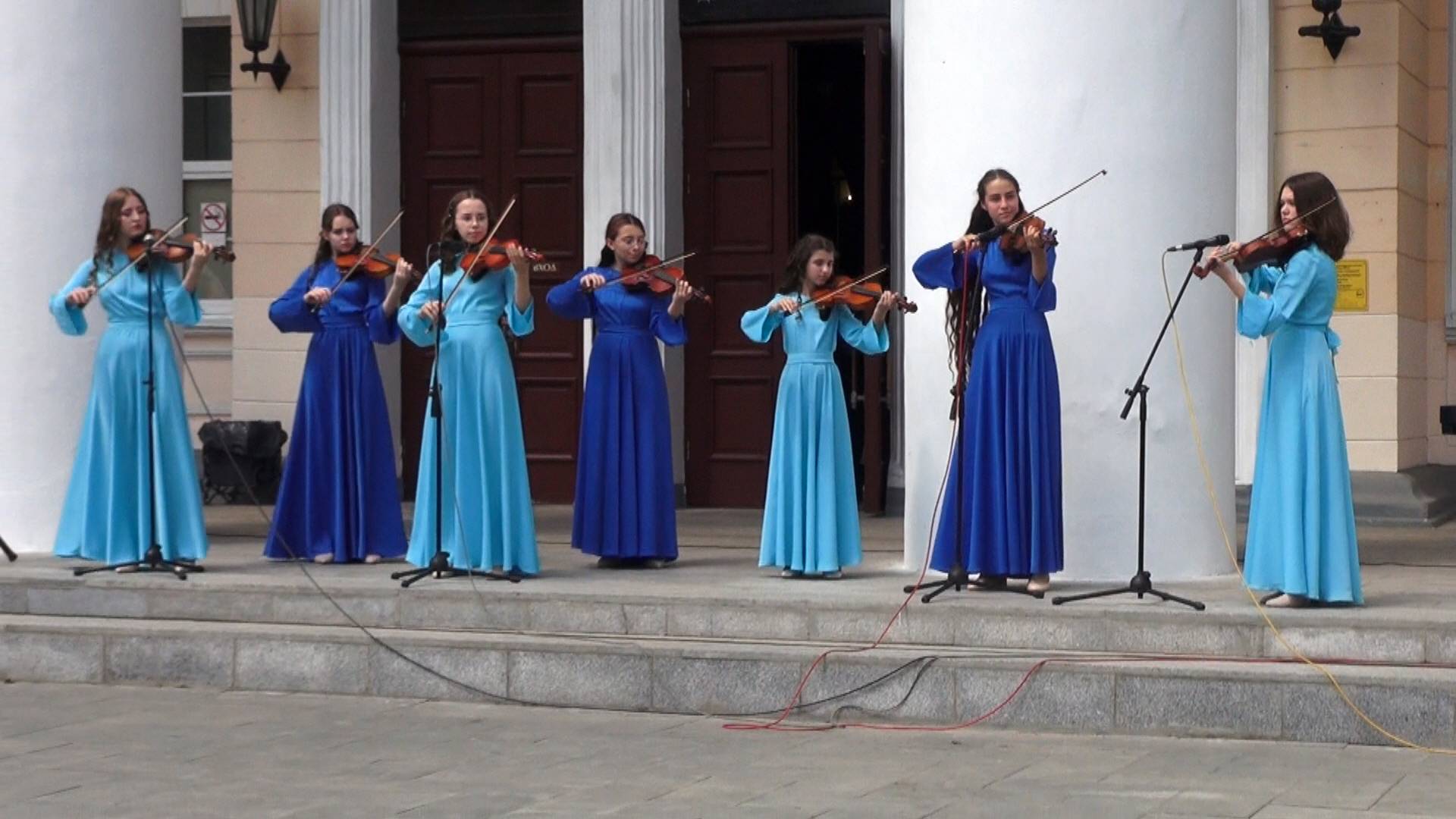 Ансамбль скрипачей "Каприс" на встрече с лучшими выпускниками смотреть онлайн