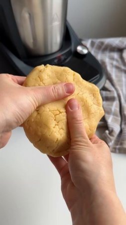 Вишневый пирог суфле - самый простой рецепт.