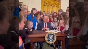 Трамп подписал указ, запрещающий трансгендерам* участвовать в женских спортивных соревнованиях.