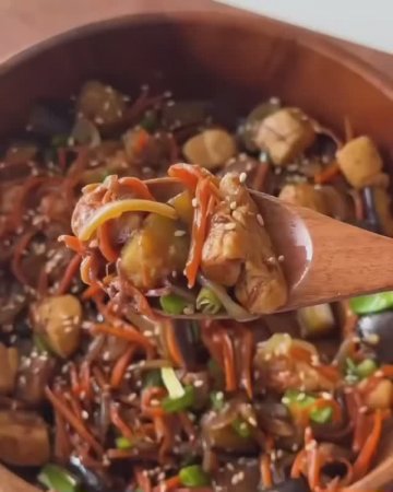 Ароматный теплый салат с баклажанами и курицей 🥙