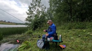 Рыбалка на фидер, в улове — плотва и уклейка.