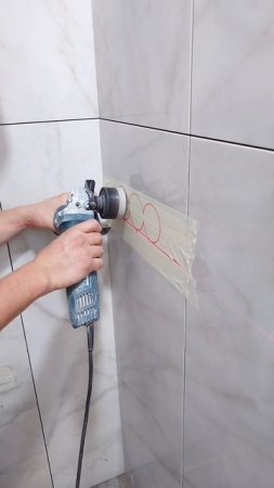 Просверливание отверстий в плитке для подрозетников.