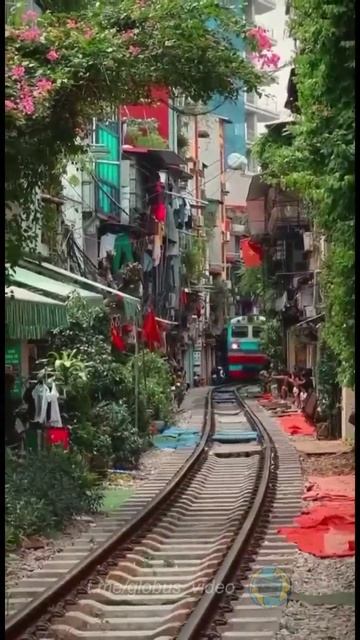 Вьетнам, Ханой. Train Street железная дорога сквозь быт. смотреть онлайн