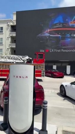 Tesla открыла свой первый ресторан Diner&Drive-In в Голливуде.