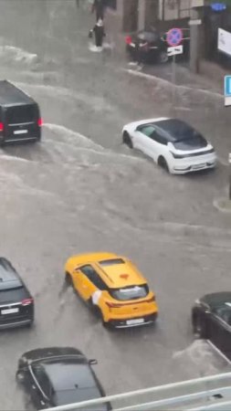 Москву вновь затопило, улицы стали реками. Топит даже Красную площадь.
