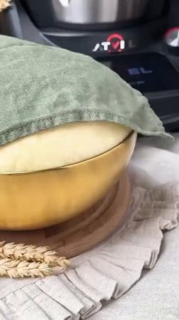 Сдобные пирожки с вишней и штрейзелем
