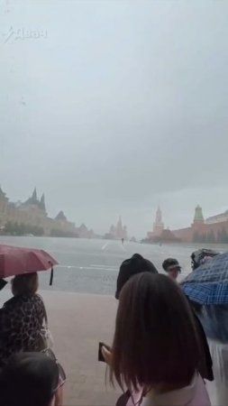 Москву вновь затопило, улицы стали реками. Топит даже Красную площадь.