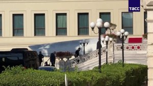 Кадры прибытия во дворец Чираган начальника ГУ ГШ адмирала Игоря Костюкова, который входит в сос...