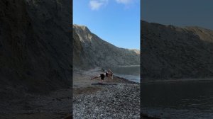 Утренняя зарядка без дополнительного инвентаря с акцентом на мышцы кора.