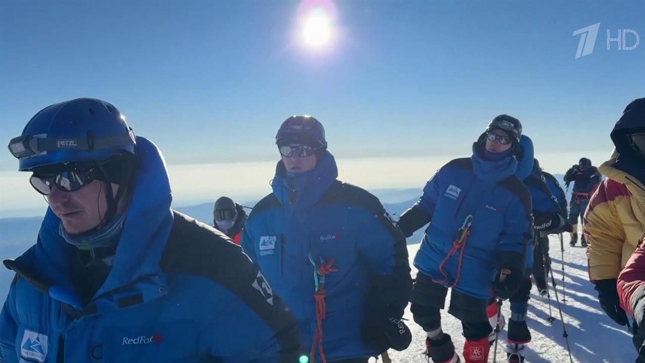 Впервые в мире восхождение на вершину Эльбруса на протезах совершила группа ветеранов СВО