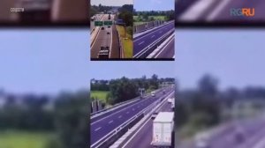 Легкомоторный самолет упал на оживленное шоссе в Италии.