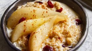 Каша из киноа с яблоками, изюмом и мёдом.