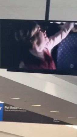 😆 Когда уровень такта уходит в отпуск: в американском аэропорту людям в зале ожидания включили с...