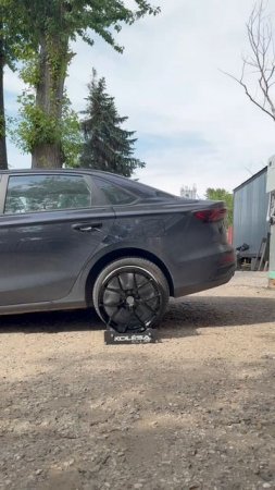 Geely Emgrand на примерке дисков в 18-ом диаметре