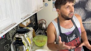 Я на кухне! Готовлю оладьи из кабачков!  Сгонял в мерлен !  И все как я живу