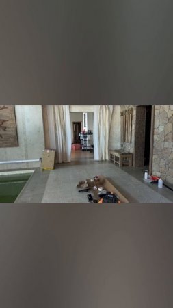 Холодная банная купель рядом с горячим чаном