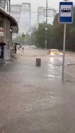 Москву вновь затопило, улицы стали реками. Топит даже Красную площадь.