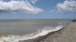 Иду по берегу Чёрного моря в Архипо-Осиповке, надвигается шторм в горах
