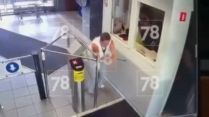 Рабочий завода расстрелял коллег из лука на проходной завода в Петербурге !!!