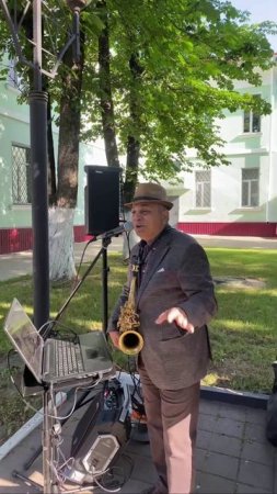 Накануне Дня медицинского работника сотрудников областной клинической больницы поздравил саксофонист