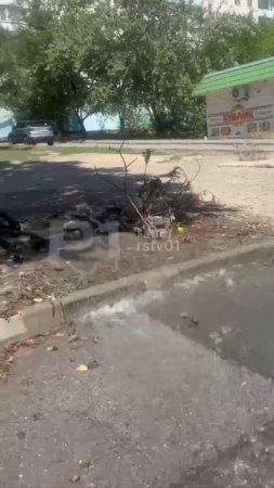 Второй день льется вода на Комарова, 8/2.