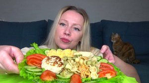 Мукбанг макароны цветные , котлета куриная рубленая, овощи.,морковка с чесноком. Еда на камеру.