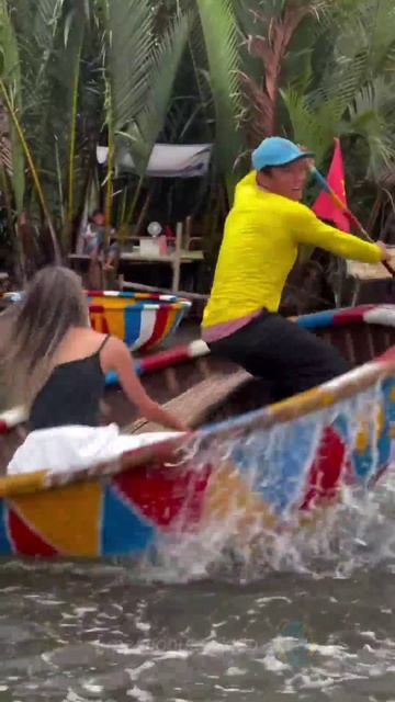 Вьетнам, Хойан. Аттракцион № 1 у туристов - катание на круглых лодках. смотреть онлайн