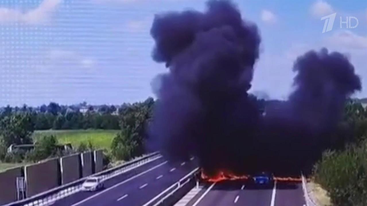 В Италии легкомоторный самолет рухнул на оживленную трассу в провинции Брешиа