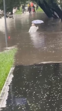 Ситуация в Москве говорит сама за себя. Дама по пояс в воде, зато с зонтиком. 🙈