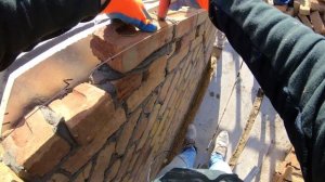Фронтон почти готов, но стена покрылась белыми слоями — что делать?