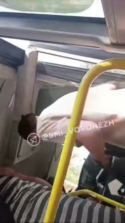 В Придонском полуголый мужик не захотел платить за проезд на автобусе.