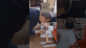 Тиснение бесшовного рисунка на ременной заготовке сегментными клише.