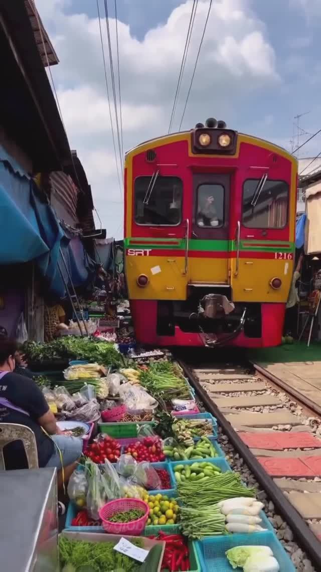 Тайланд. Рынок Меклонг расположен буквально на рельсах. смотреть онлайн