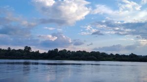 По живописному берегу реки курсируют катера