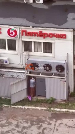 Мужчина в женской юбке ворвался в магазин, срезал медные трубы и скрылся.