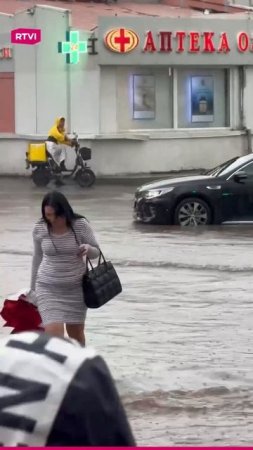В Москве наступает транспортный коллапс. Из-за затопления автобусы не могу ехать по маршрутам.