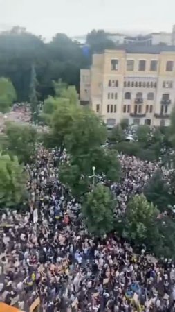 Протестующие заполнили площадь перед театром им. Франко в Киеве