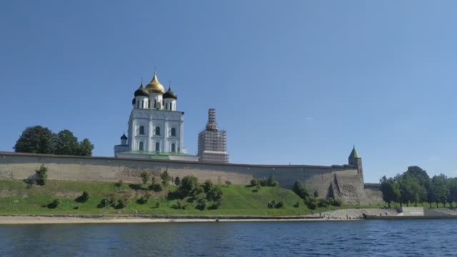 Псков. Прогулка на лодке смотреть онлайн
