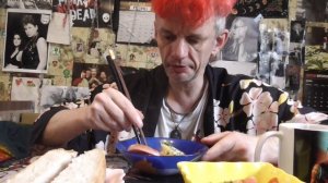 мукбанг чай картофель отварной с колбасой и салат с помидор