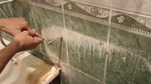 Выкручиваем шпильку с помощью гаек и гаечного ключа.