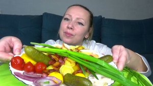 Мукбанг картошка жареная с сосисками, соленья,лук.