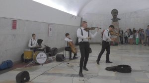 Выступление группы "The freemans" на площадке "Музыка в метро"