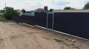 Доделали полностью забор лесенкой .Распашные ворота и калитку в рамке .